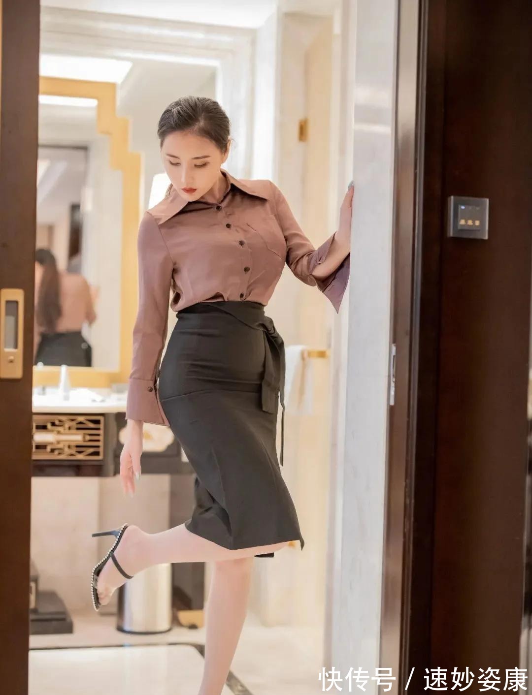 女主|富丽堂皇的房子,适合一款棕色衬衣搭配黑色包臀裙的装扮!