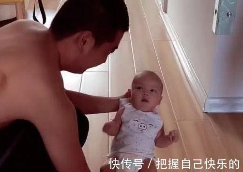 爸爸|“会玩奶爸”带娃练习走路火了,娃一脸无奈:你开心就好