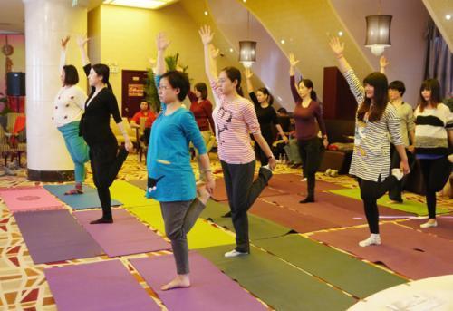 大鱼大肉|“最苗条”孕妇火了,临产前跳舞“催生”,网友酸了:真要生了?