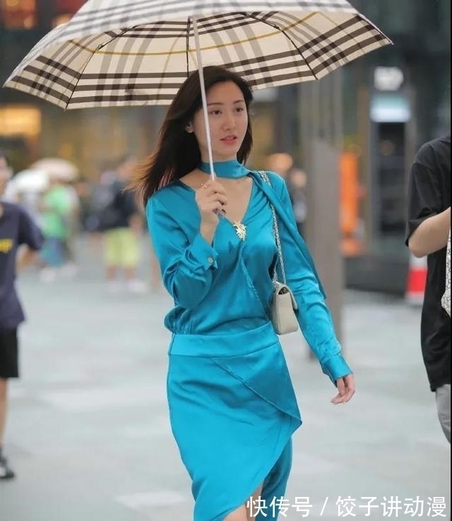 连衣裙 清新高贵的孔雀蓝连衣裙,穿出了优雅的气息,迷人的美