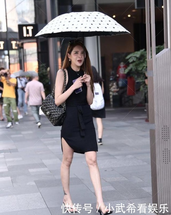 纯黑连衣裙没有沉闷感,针织设计时尚,轻盈舒适