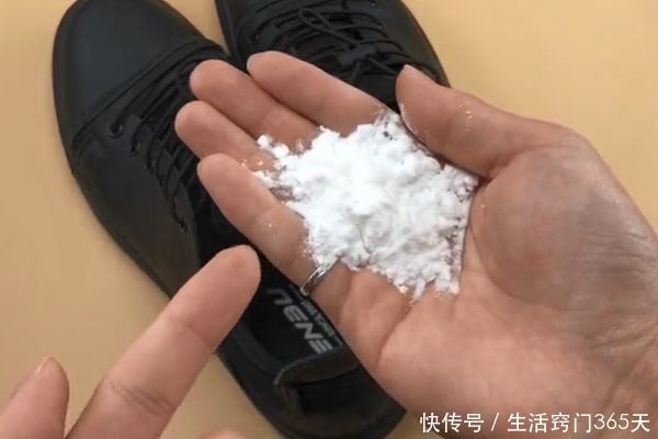 白醋 在鞋子里面撒上一把“它”,不管多臭的鞋子,分分钟去除臭味!