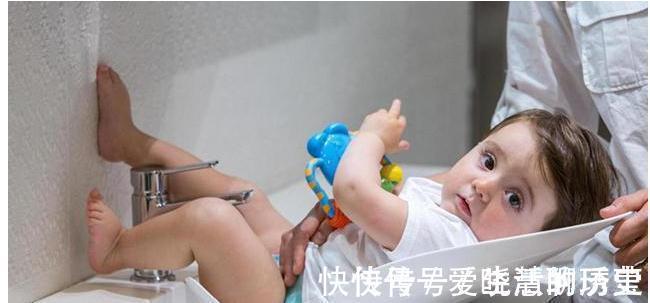 新生儿|新生儿拉完臭臭后,用水洗好还是纸巾擦?正确的方式是这个