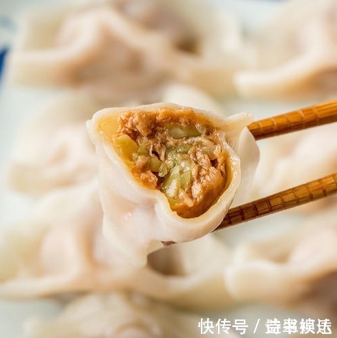 放油|调饺子馅，先放盐还是先放油记住顺序，饺子饱满多汁，鲜嫩可口