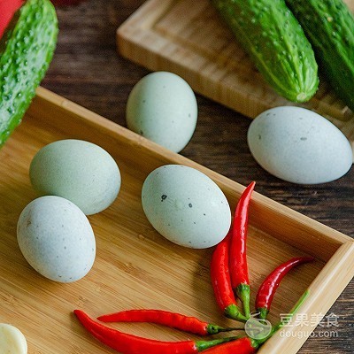 表白|#一道菜表白豆果美食#平淡却惊喜连连的凉拌皮蛋