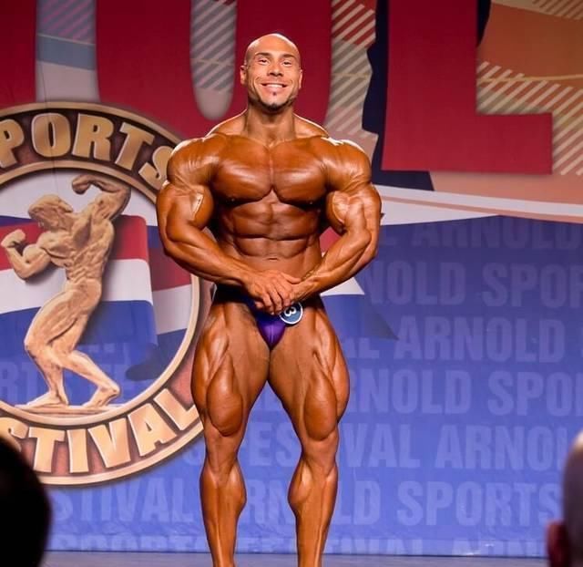 萨米尔|35岁的他身高只有165厘米，体重却高达98公斤，网友调侃肩膀好假