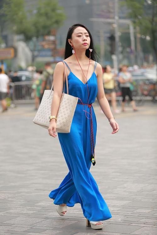 蓝色连体裤搭配白色凉鞋，无论从哪个角度来看，她都很漂亮