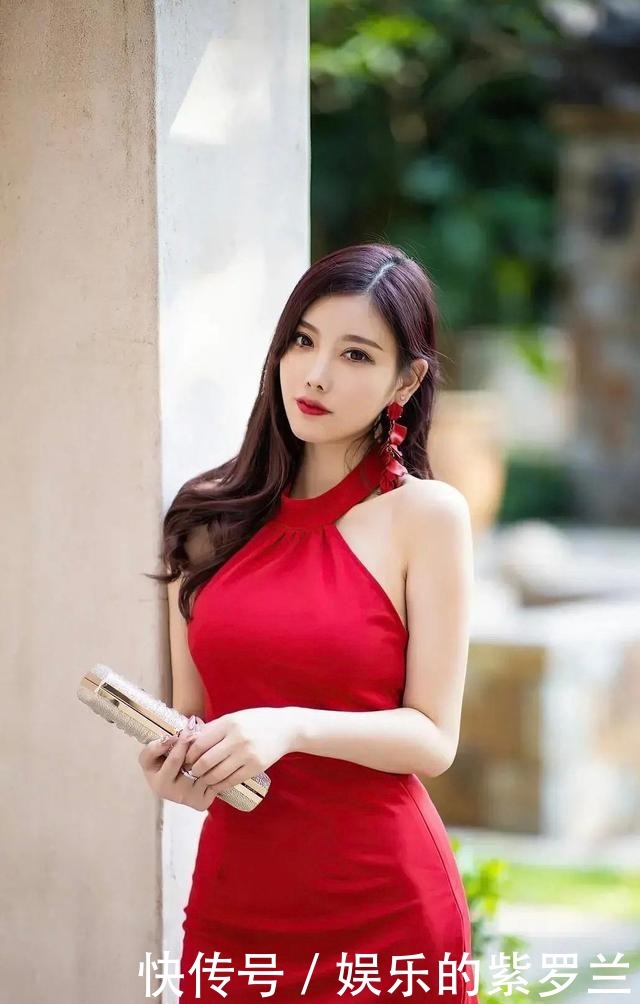 一身红色搭配,时尚靓丽色彩丰富,展现她优美的曲线