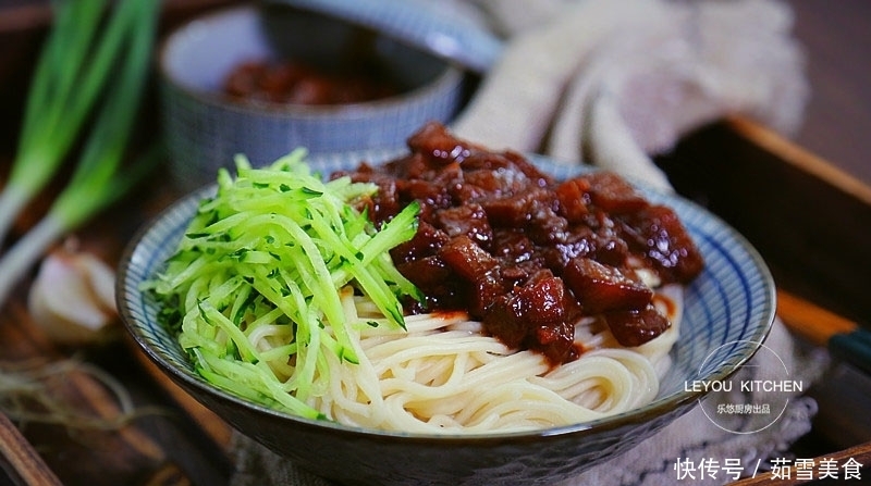 4道炸酱面做法，做些炸酱放冰箱，下班到家煮好面条，就能开饭