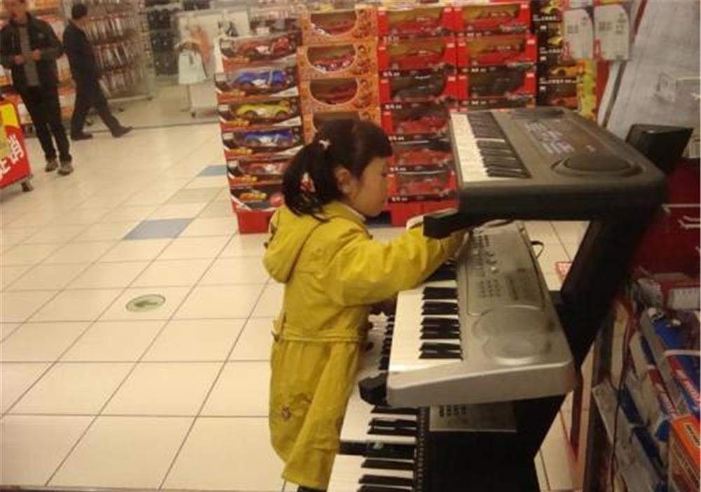 苗苗妈|6岁女孩逛超市，衣服很鼓怀疑偷窃，店员解开衣服后，忍不住落泪