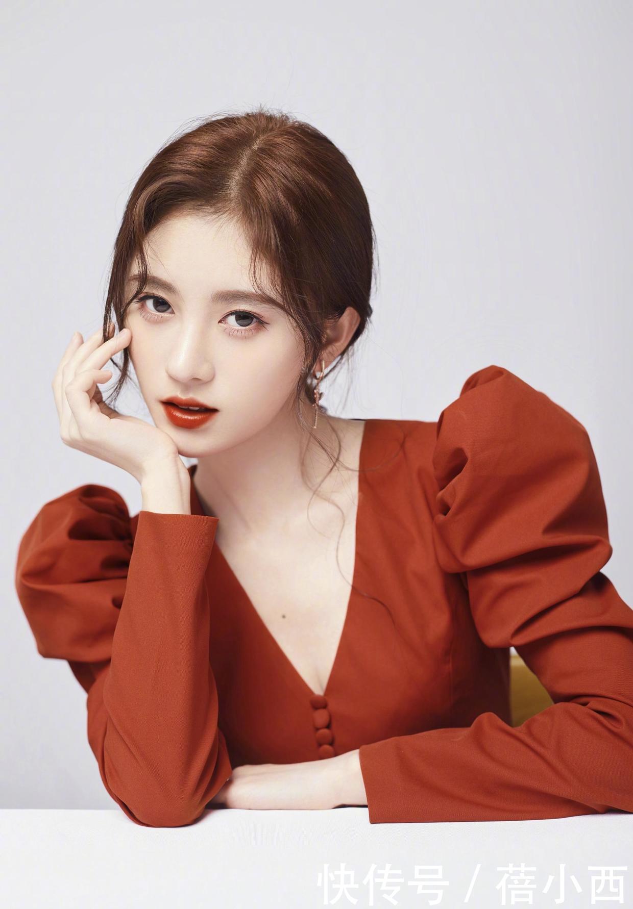 气场|林丹能娶到谢杏芳真有福气！穿红色连衣裙大方优雅，气场不输超模