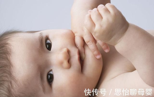 儿科医生|宝宝总喜欢吮吸手指？妈妈踏实住，口欲期的吃手动作有重要作用