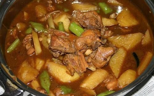 炖鸡时,不能直接加水炖,看看大厨的做法,鸡肉鲜嫩还不腥