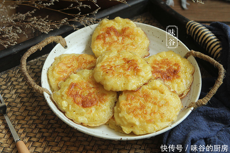 面糊|天冷,这水果加4个鸡蛋做早餐饼,软糯香甜有营养,一次4个不够吃