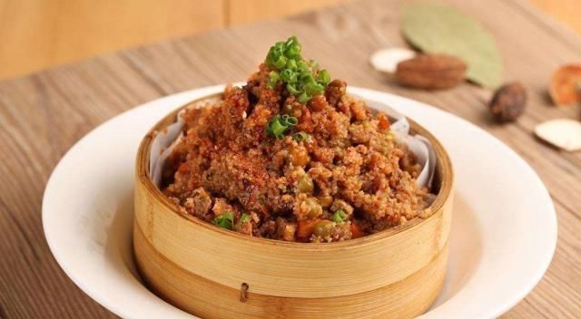 做粉蒸排骨时,直接下锅蒸大错特错,多加一步,排骨软糯可口