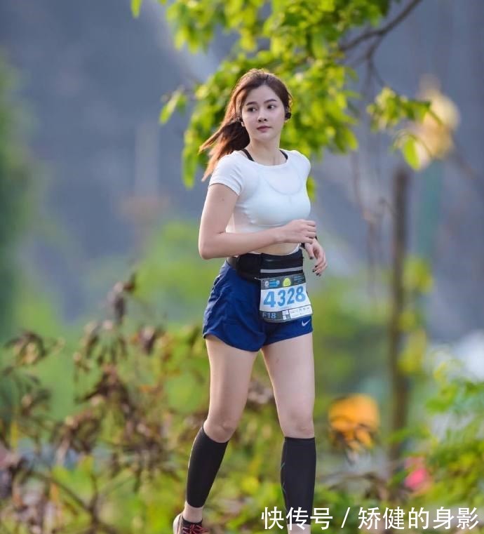 衣服 街拍;马尾辫发型怎么弄好看, 时尚达人教你怎么变青春靓丽!