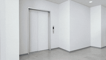 |搞笑GIF：霸气了我的姐 这辈子见过最拉风的走路姿势