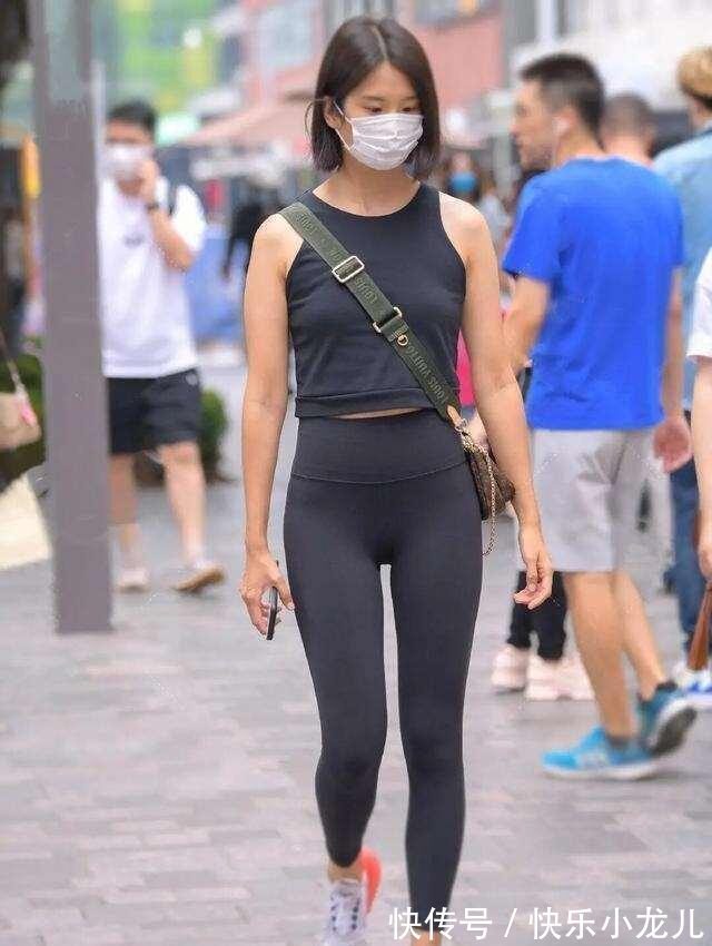 宽松 黑色宽松T恤搭配短裤,经典时尚,搭配整洁