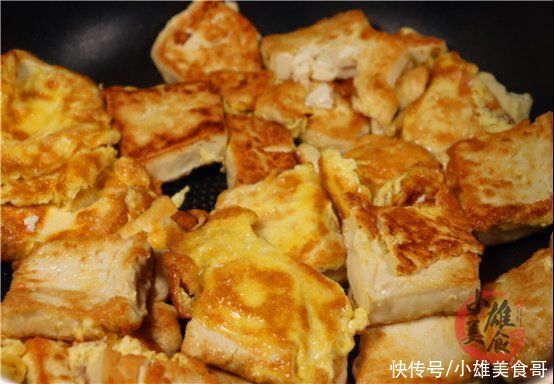 跟着我一起|豆腐里打2个鸡蛋，没想到这么好吃，我家一周吃7次都嫌少，过瘾
