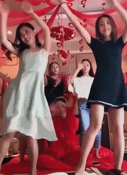 |搞笑GIF:今天运气挺好, 走着走着就捡到一个媳妇