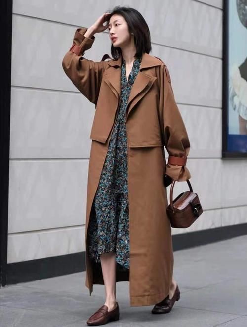 驼色风衣内搭怎么穿？这6套搭配范本高级时髦有气场，美得刚刚好