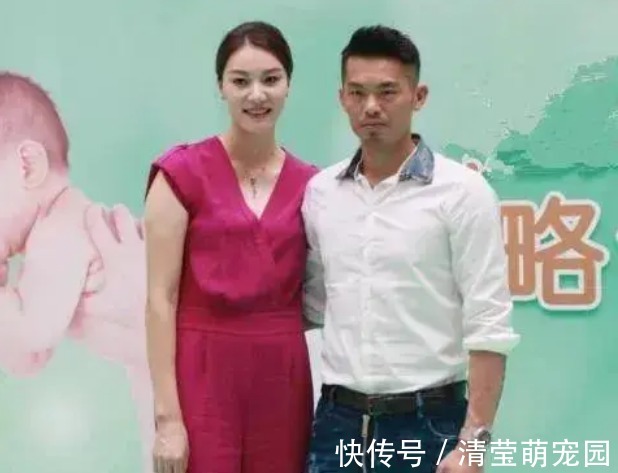高尔夫|林丹老婆谢杏芳深夜打高尔夫,身着短裙双腿笔直,动作利落显专业