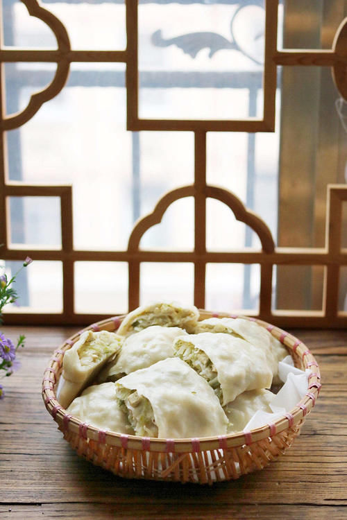 老妈闺女家小住，点餐要求吃菜卷子，女儿蒸了两大锅，全家吃美了