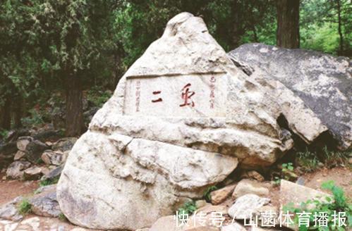 才情#泰山刻了两个字,一直没人看懂,郭沫若一看,这个很简单!