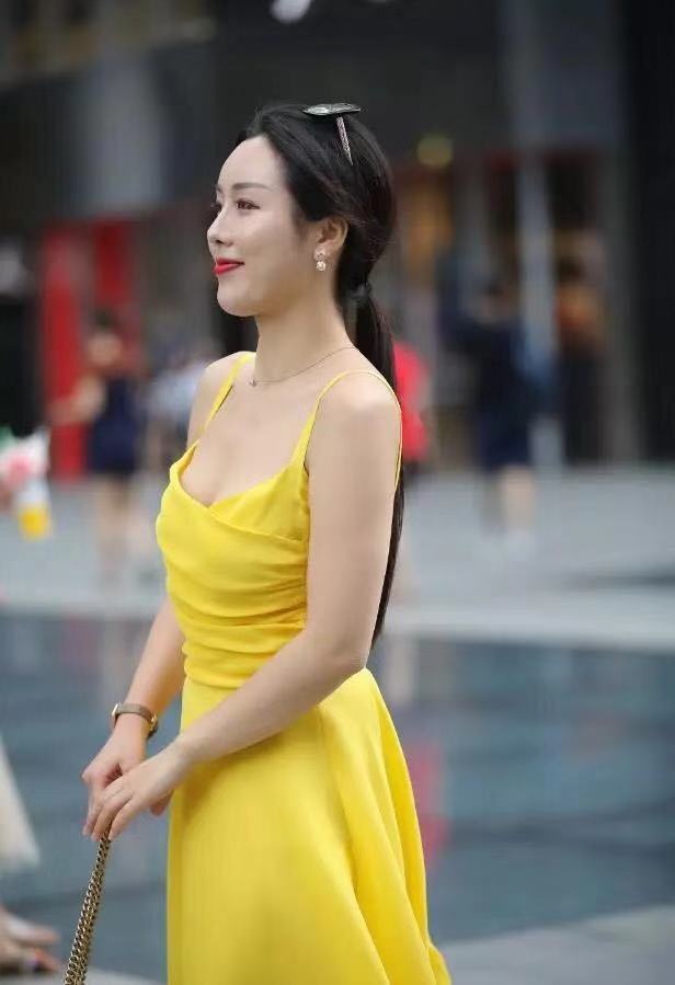 经典|街拍:俊美气质型的美女,走心搭配清新美丽经典又不失时尚!