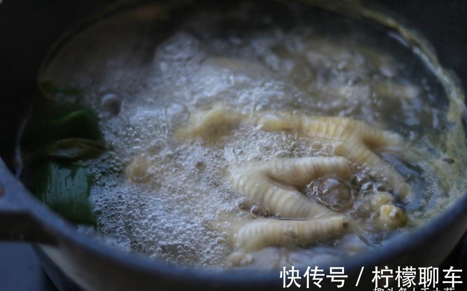 做法|鸡爪最好吃的做法,一次炖一大锅超过瘾,做法简单酱香浓郁