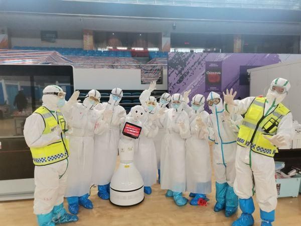 还记得那个会跳舞会说段子的方舱机器人小洪吗，她在北京一家通讯营业厅上班了