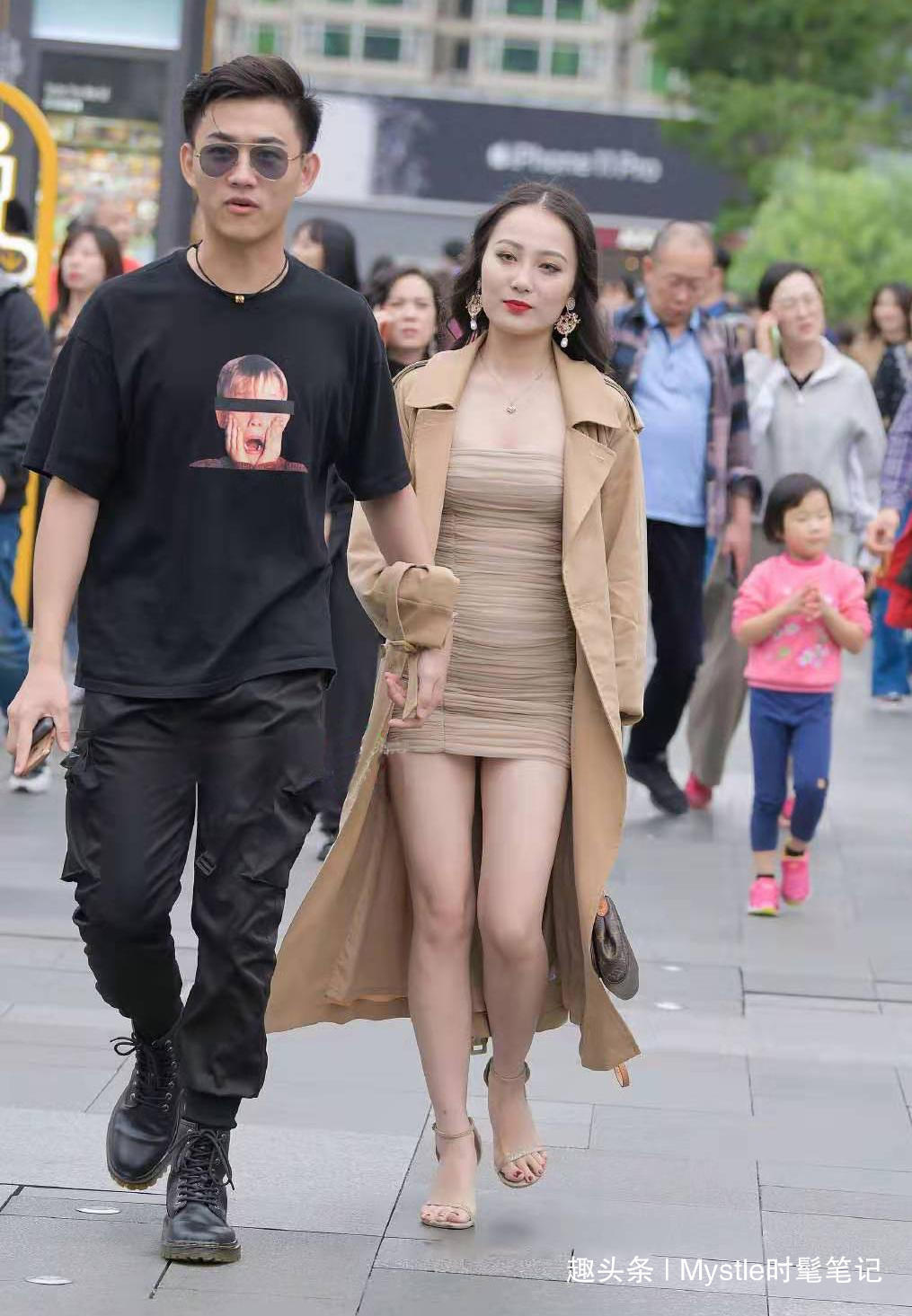 女人味|秋冬最有女人味的穿搭,连衣短裙+风衣外套,穿搭起来简单又好看