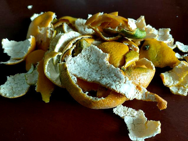 利用橘子皮做“橘子水”,喝了它以后,花儿会像打了激素般疯长