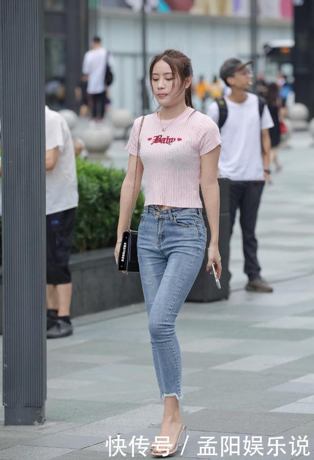 小姐姐|粉色针织衫减龄又好看，搭配牛仔更显高挑，宛如邻家阳光小妹妹