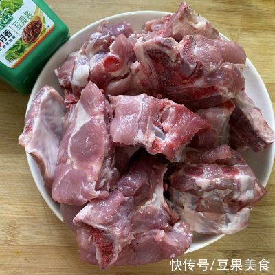 回味无穷的酱炖骨头来拯救你的胃