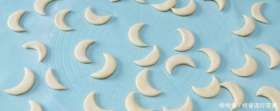  这不是水果，但有一个和水果一样的名字，皮脆，形似羊角