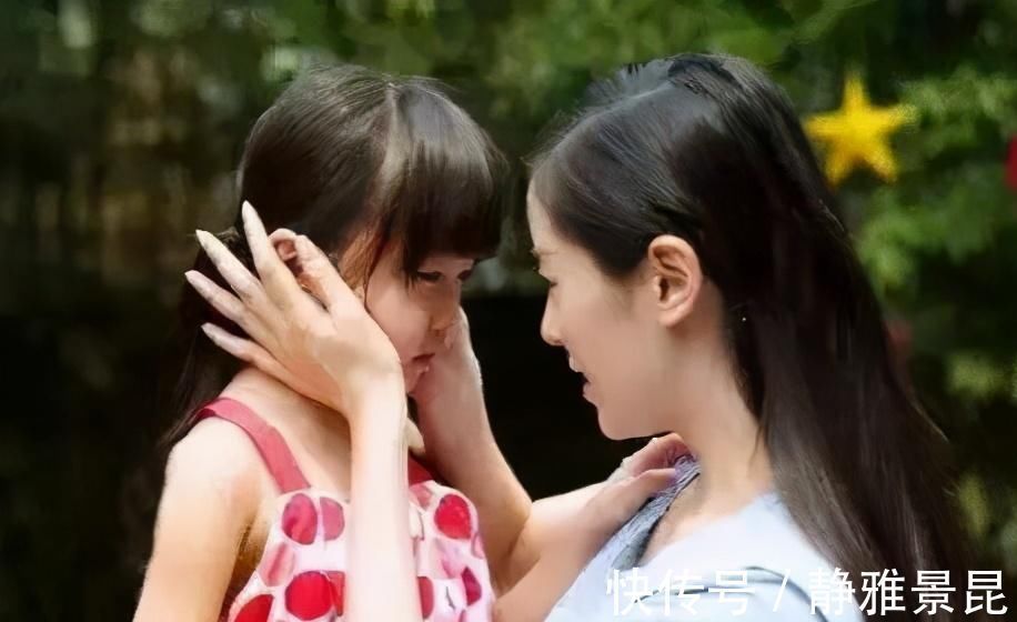 书包|爸爸接女儿放学迟到了,三胞胎气得当场扔书包,门卫大爷笑翻了