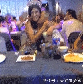 大妈|大爷，你当着大妈的面亲美女，胆子真大啊，笑死人了