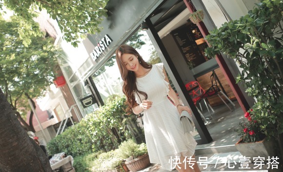 蕾丝|女神孙允珠高清时尚搭配:怀旧风百合蕾丝绣花百叶衣裙