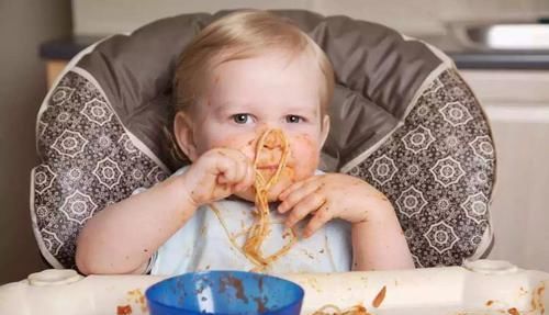 喂养|三岁以内宝宝喂养学问大，“干吃不胖”？可能是这几方面有问题