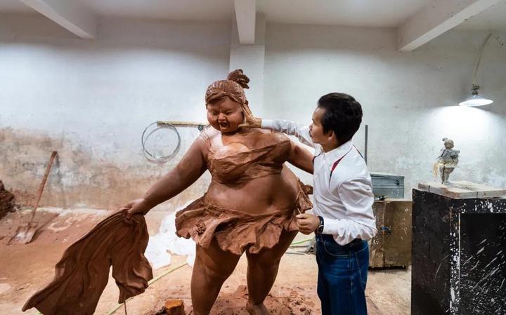 放大|“肥女斗牛”泥稿放大,为西班牙而作