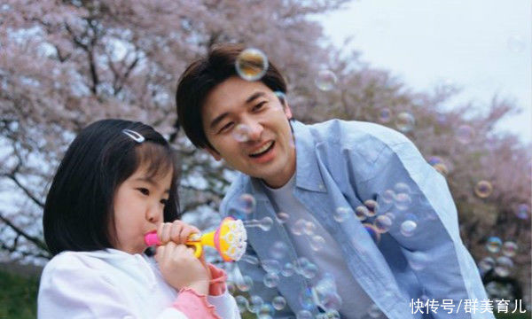 孩子|爸爸与3女儿床上嬉闹引争议，越界的亲密，会给孩子带来什么？