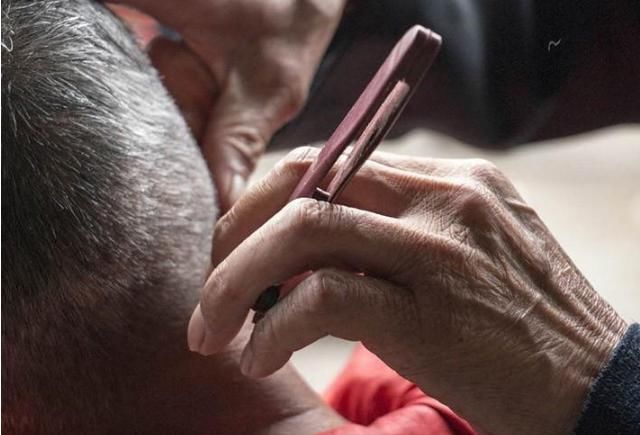 为什么很多老年人总手抖？告诫大家：3个病因不容忽视，请速看