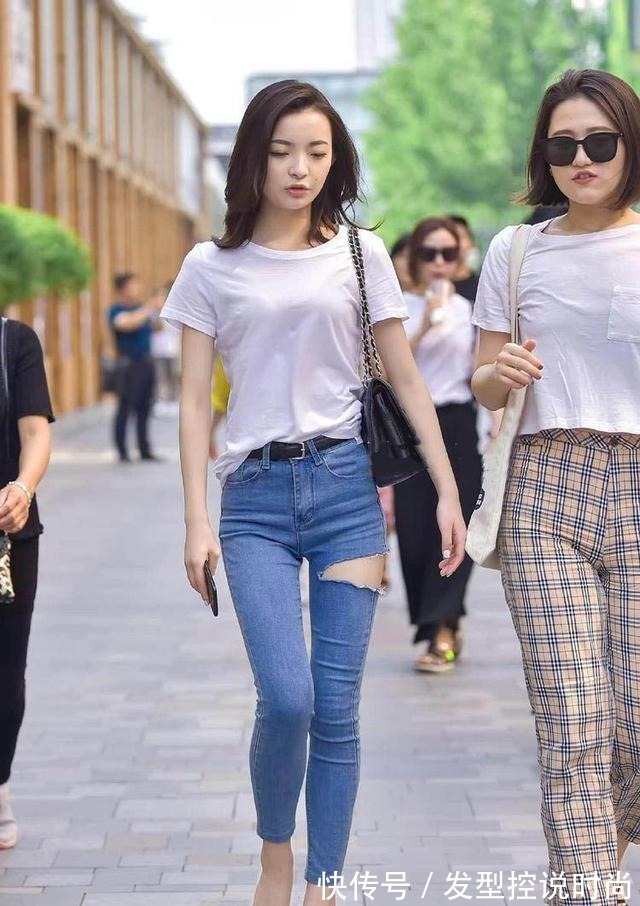 时尚 修身破洞牛仔裤搭白色T恤,彰显时尚大方简约之美!