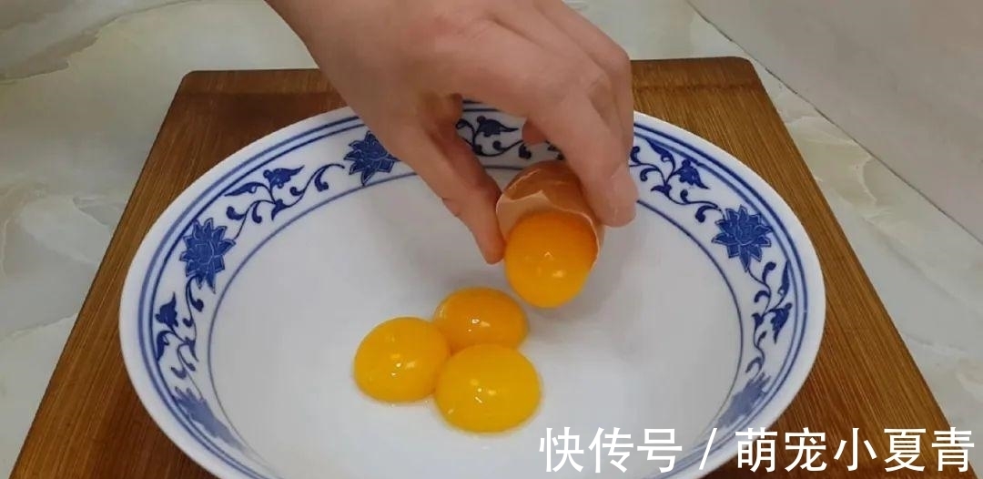 4个鸡蛋,1袋牛奶,冰箱里一放,做出特色雪花,吃过就念念不忘