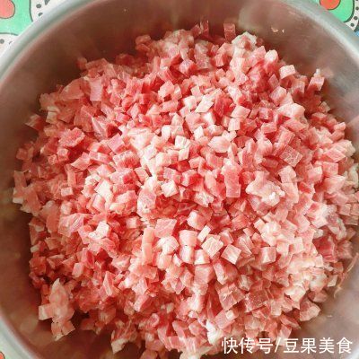味极鲜|鲜猪肉酸菜包子你这么做，保证你吃一次想十次