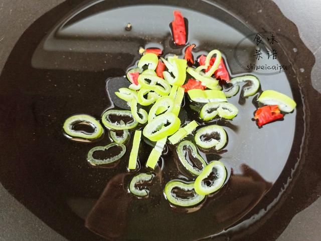 搅拌均匀|韭菜怎么搭配才好吃？分享5种不同的做法，鲜香又美味，老少皆宜