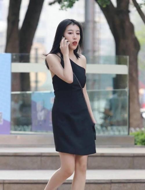 美女穿黑色连衣裙搭配黑色高跟凉鞋,展现曼妙身姿,真是风情满满