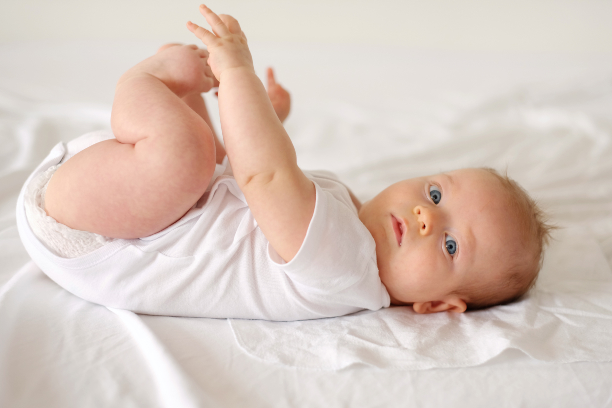 四肢|宝宝不会翻身怎么办?这4个方法帮你教宝宝翻身