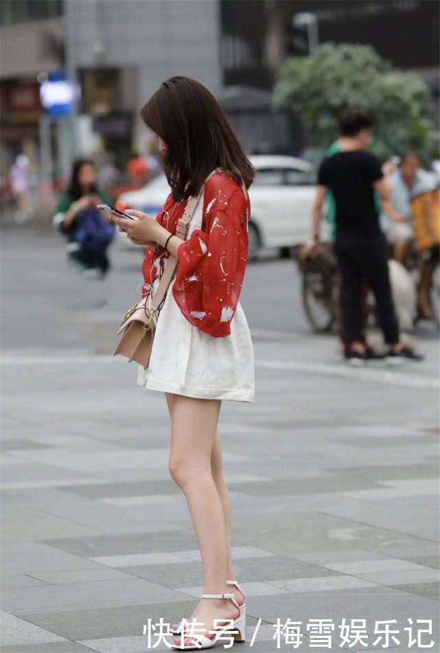 完美|路人街拍今年大火的“樱桃丝滑衫”,让小姐姐的身材完美呈现